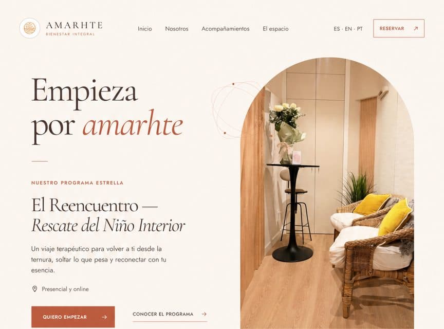 Amarhte home page: the headline "Empieza por amarhte" next to a photo of the waiting room